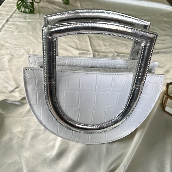 NWOT Aliel White-Silver Sukoon Handbag - Picture 4 of 6